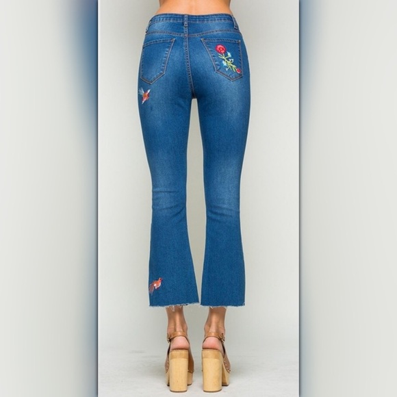 🌷🌷Embroidered Cropped Jeans w/Raw Hem - Picture 6 of 7